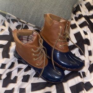 These are muck boots size 4 in kids for $15